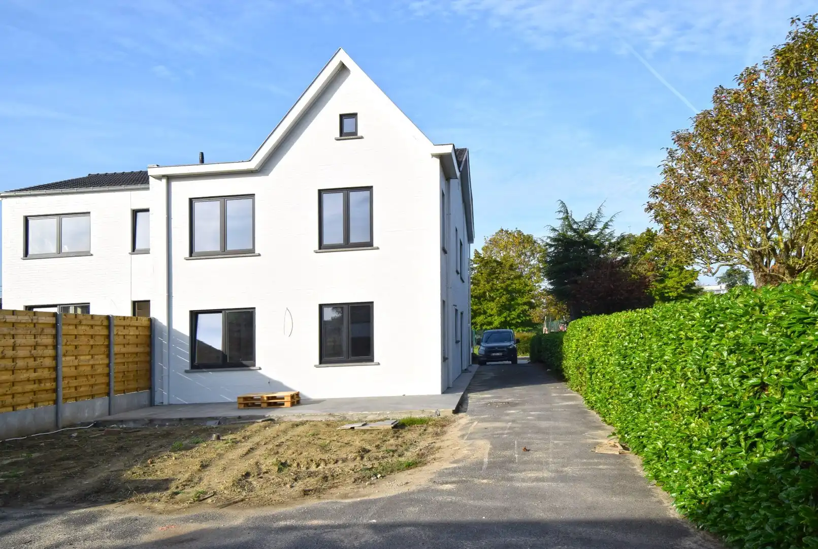 VOLLEDIG GERENOVEERD APPARTEMENT MET GARAGE foto 2