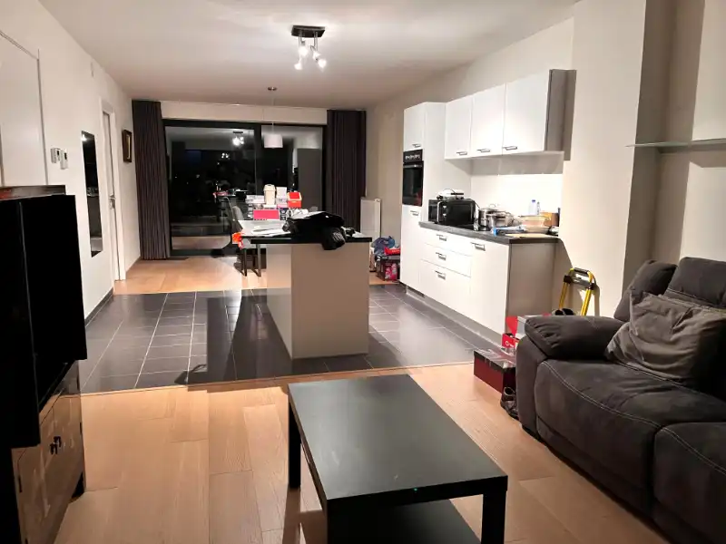 Lichtrijk twee slaapkamer appartement met autostaanplaats foto {{pictureIndex}}