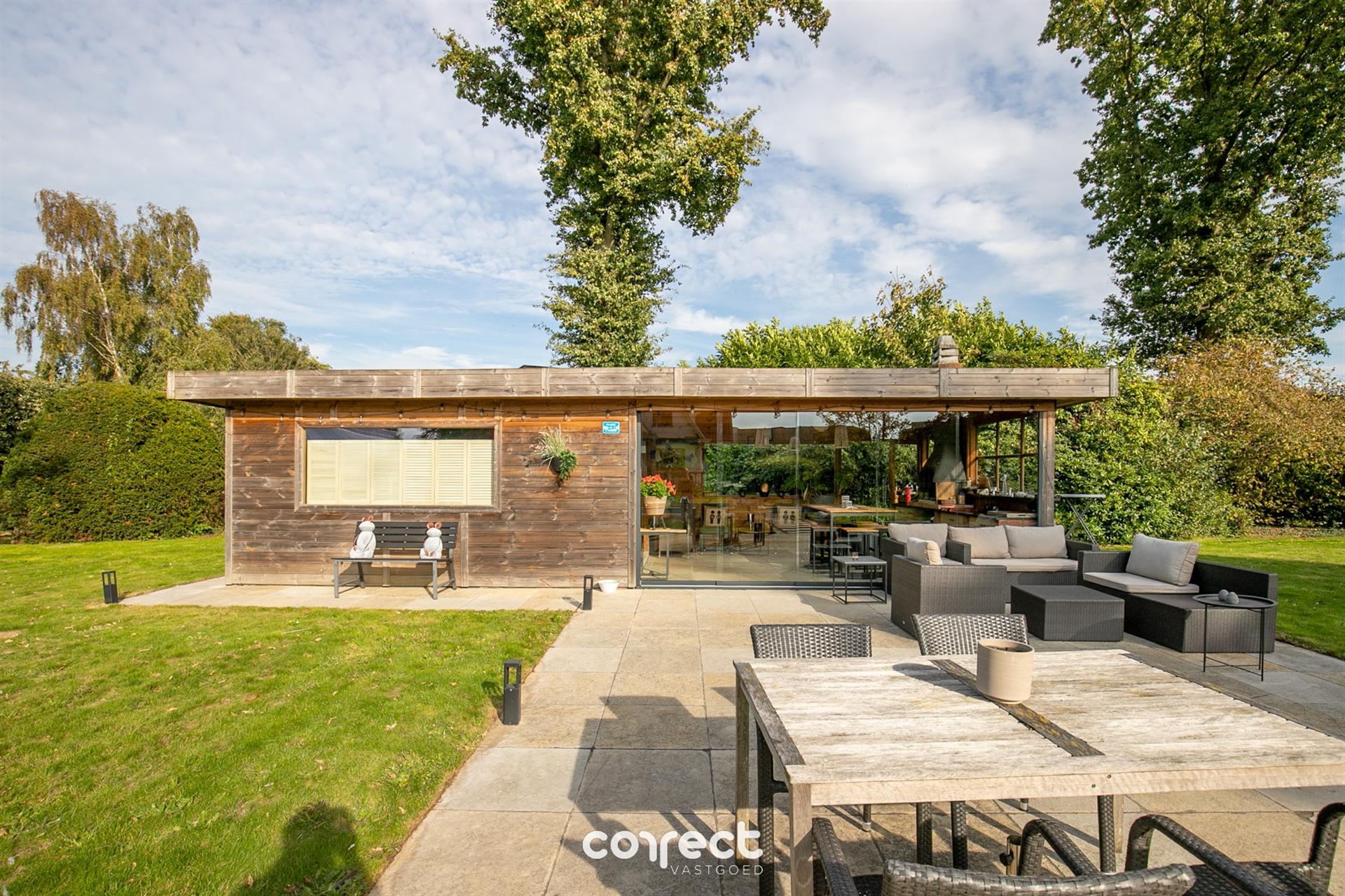 Authentieke villa op een royaal perceel, prachtige tuin met buitenzwembad en bijgebouwen. foto 21