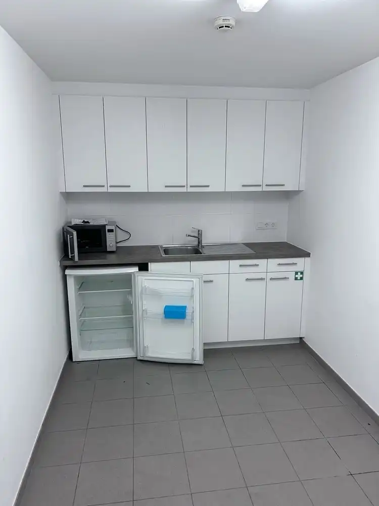 Instapklare, hoogwaardig afgewerkte kantoorruimte (165 m²) met private staanplaats foto 8