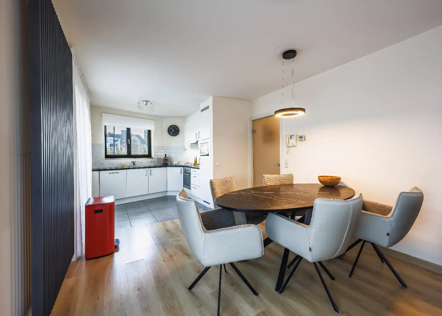 Gelijkvloers appartement met uitzonderlijk zonnig terras en zicht op natuurgebied, op een boogscheut van de zeedijk te Heist. foto 7