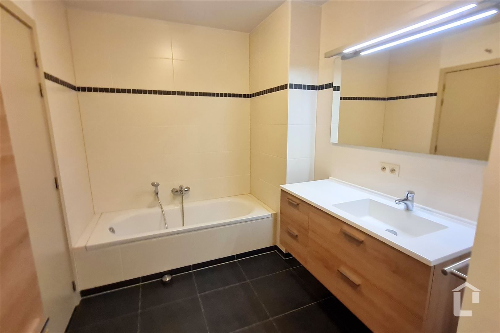 Ruim gelijkvloers appartement met eigen tuin foto 11