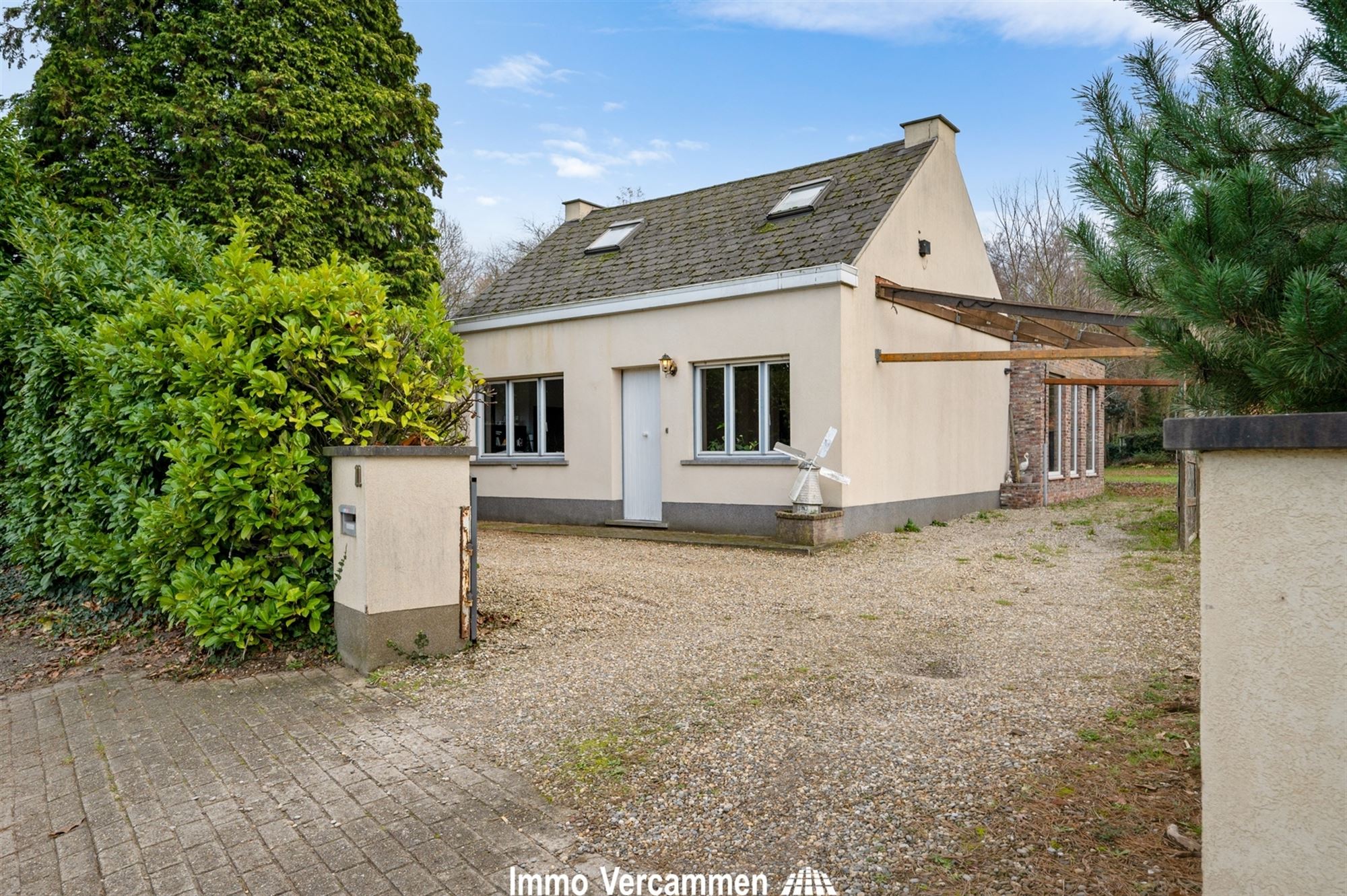 Hoofdfoto van de publicatie: Te renoveren, charmante woning te Schriek