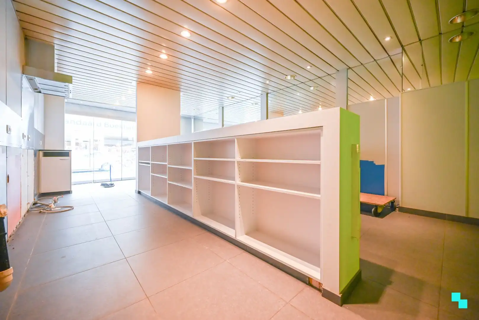 Te renoveren karaktervol handelspand in centrum Waregem foto 5