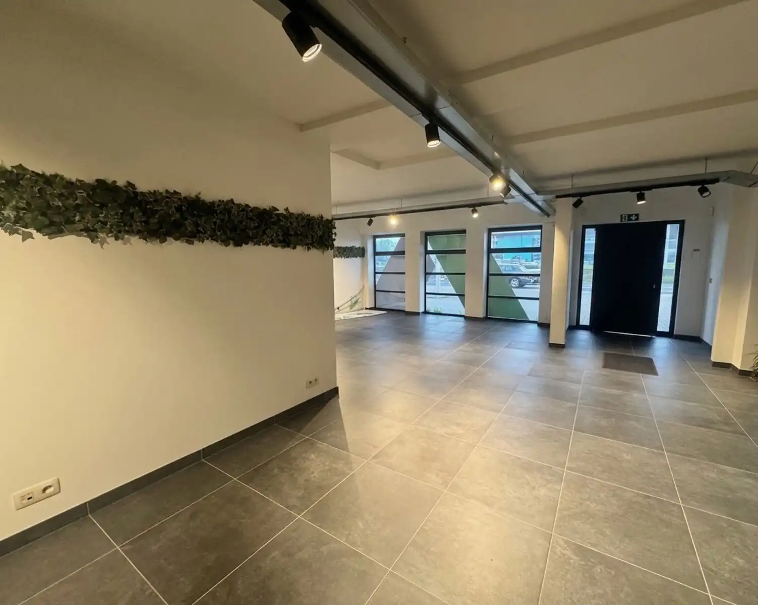 Showroom/Kantoren te huur incl. 15 parkeerplaatsen en opslag foto 5