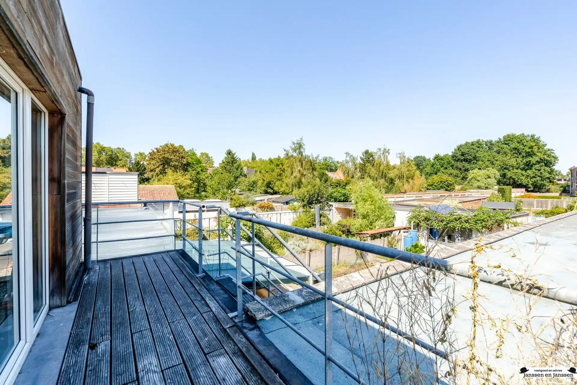 Ruime en instapklare gezinswoning met 4 slaapkamers, garage en tuin foto 4