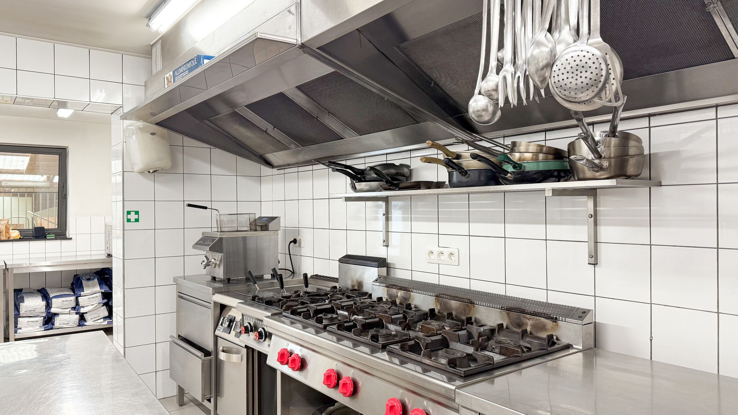 Horecapand met volledige inrichting op goed gelegen locatie! foto 27