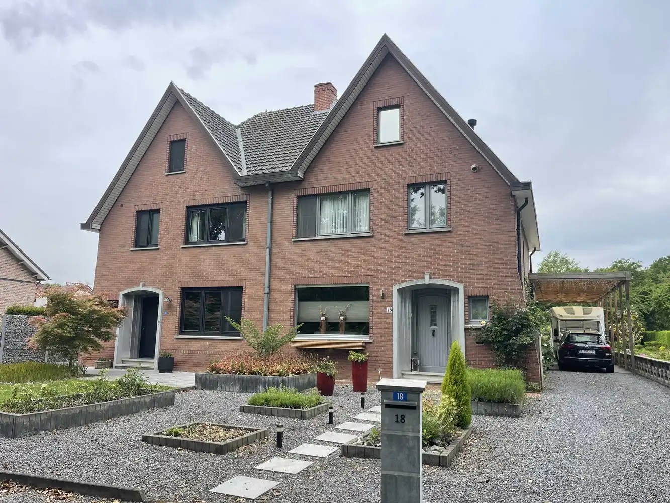 Rustig gelegen gezinswoning met prachtige tuin foto {{pictureIndex}}