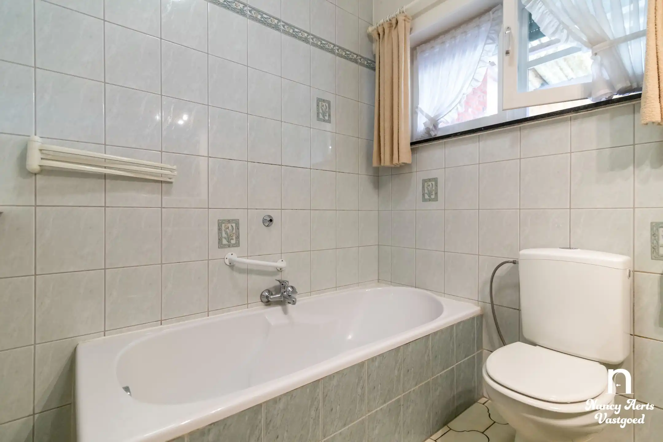 Karaktervolle woning met groene tuin in een rustige straat foto 19