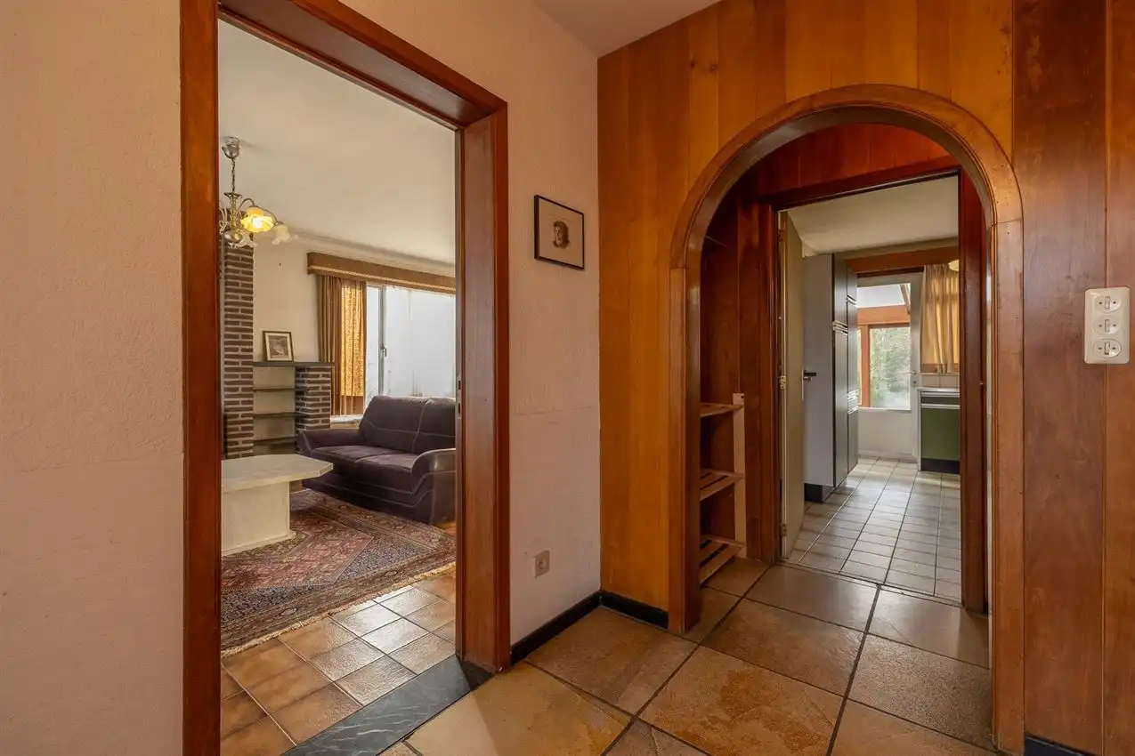 Te renoveren splitlevel woning in doodlopende straat foto 6