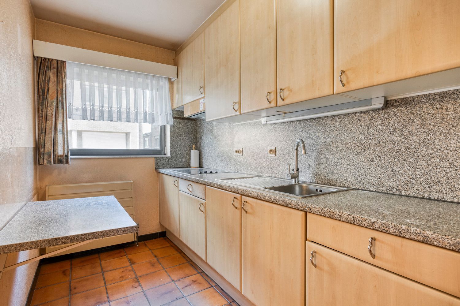 GELIJKVLOERS APPARTEMENT MET 3 SLAAPKAMERS EN INPANDIGE GARAGE TE HALEN! foto 7