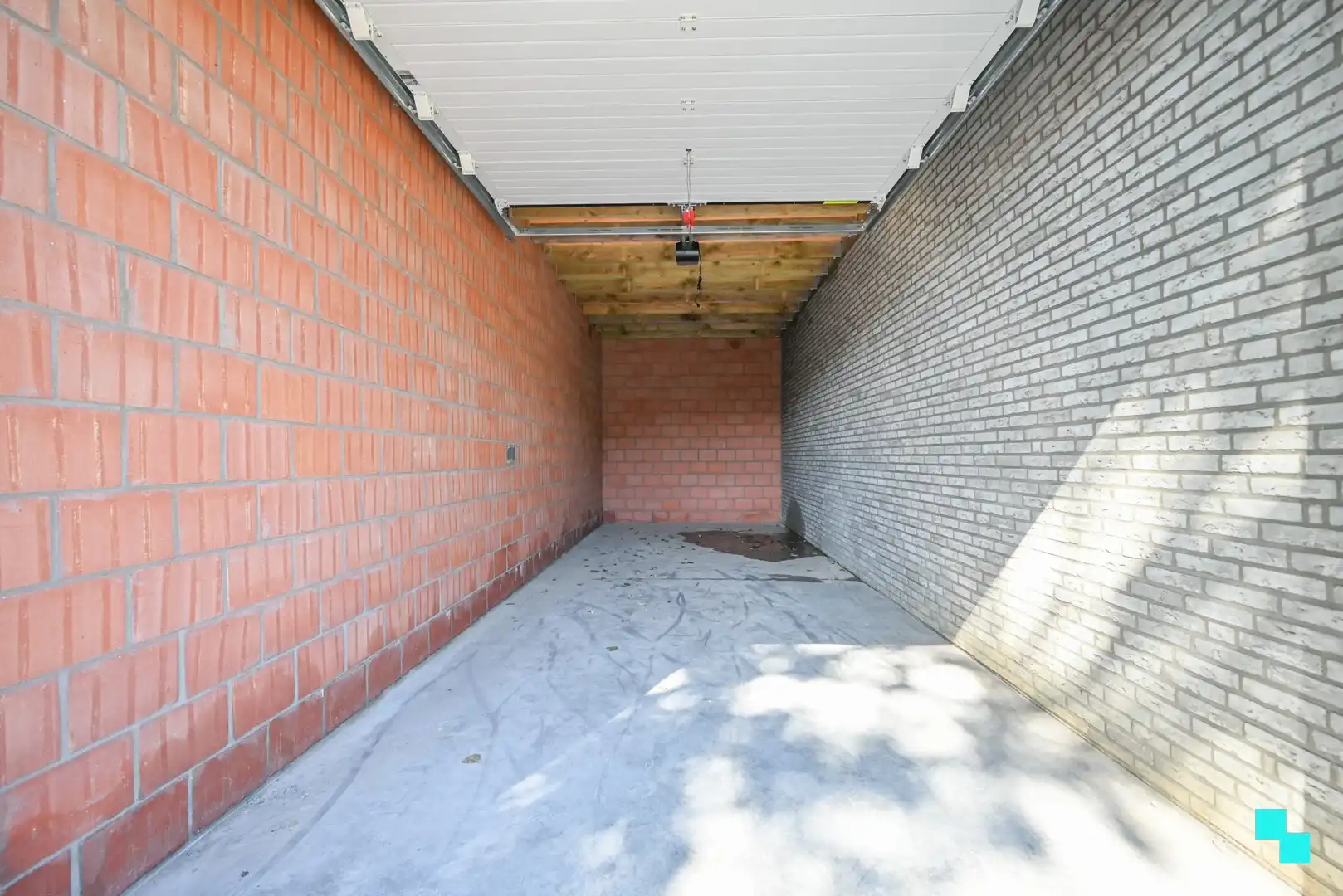Garagebox van ca.25 m² met automatische poort te Izegem foto 7