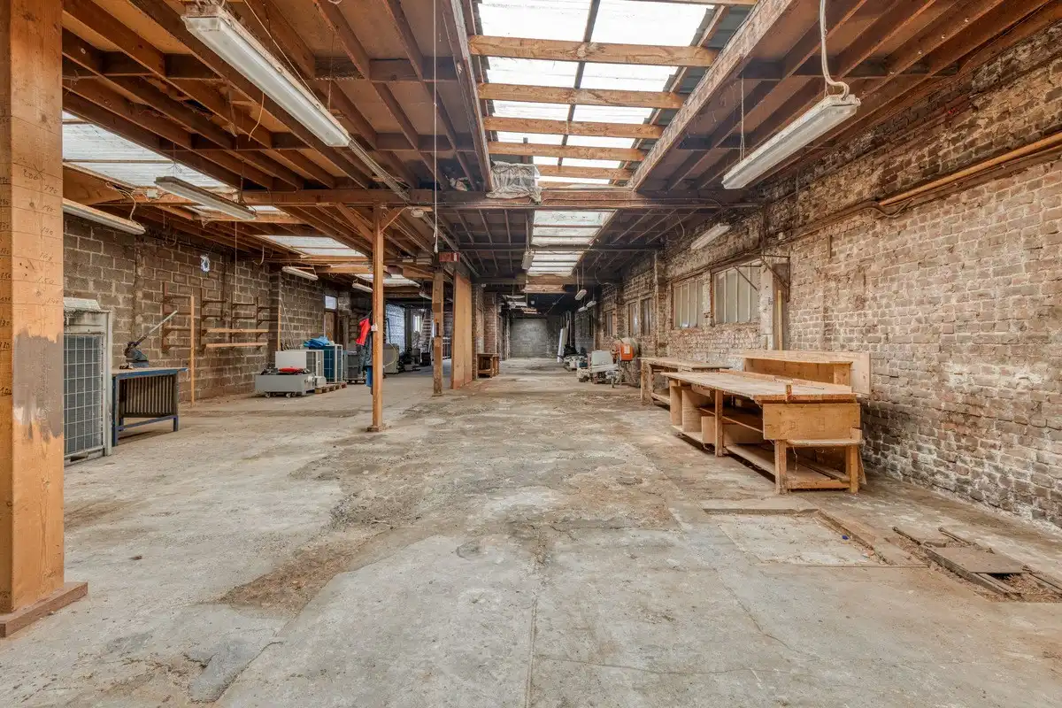 Te renoveren rijwoning met achterliggend groot magazijn! foto 10