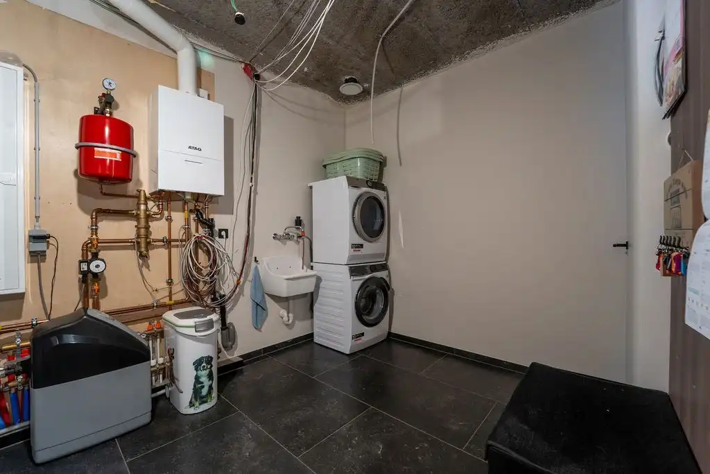 PRACHTIG GERENOVEERDE WONING MET 3 SLAAPKAMERS, 2 BADKAMERS, INPANDIGE GARAGE EN PAARDENSTALLINGEN MET ENERGIEZUINIG EPC TE WIJER (NIEUWERKERKEN)  foto 28