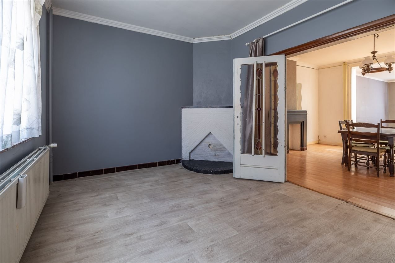 Ruime woning met zuidgerichte tuin en garage in rustige straat nabij centrum. EPC C en 5+ slaapkamers. foto 3