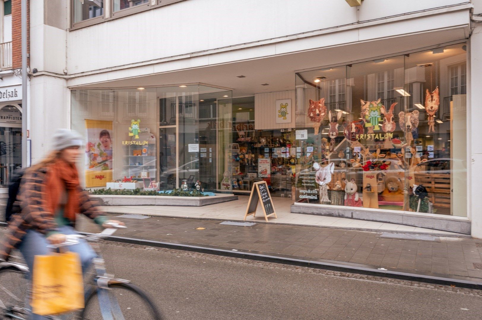 Ruime winkelruimte (350 m²) in het historische stadscentrum van Kortrijk vlakbij de Broeltorens foto 4