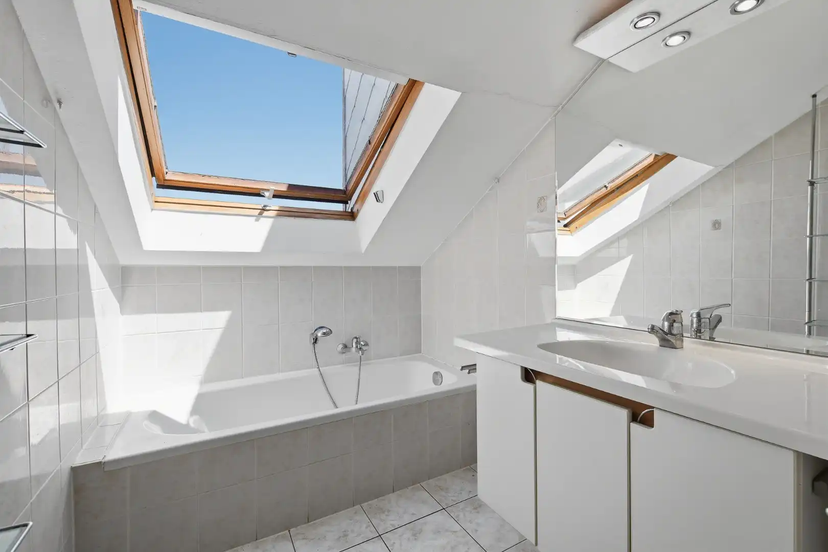 Instapklaar en gemeubeld 1-slaapkamerappartement met terras in hartje Wenduine foto 15