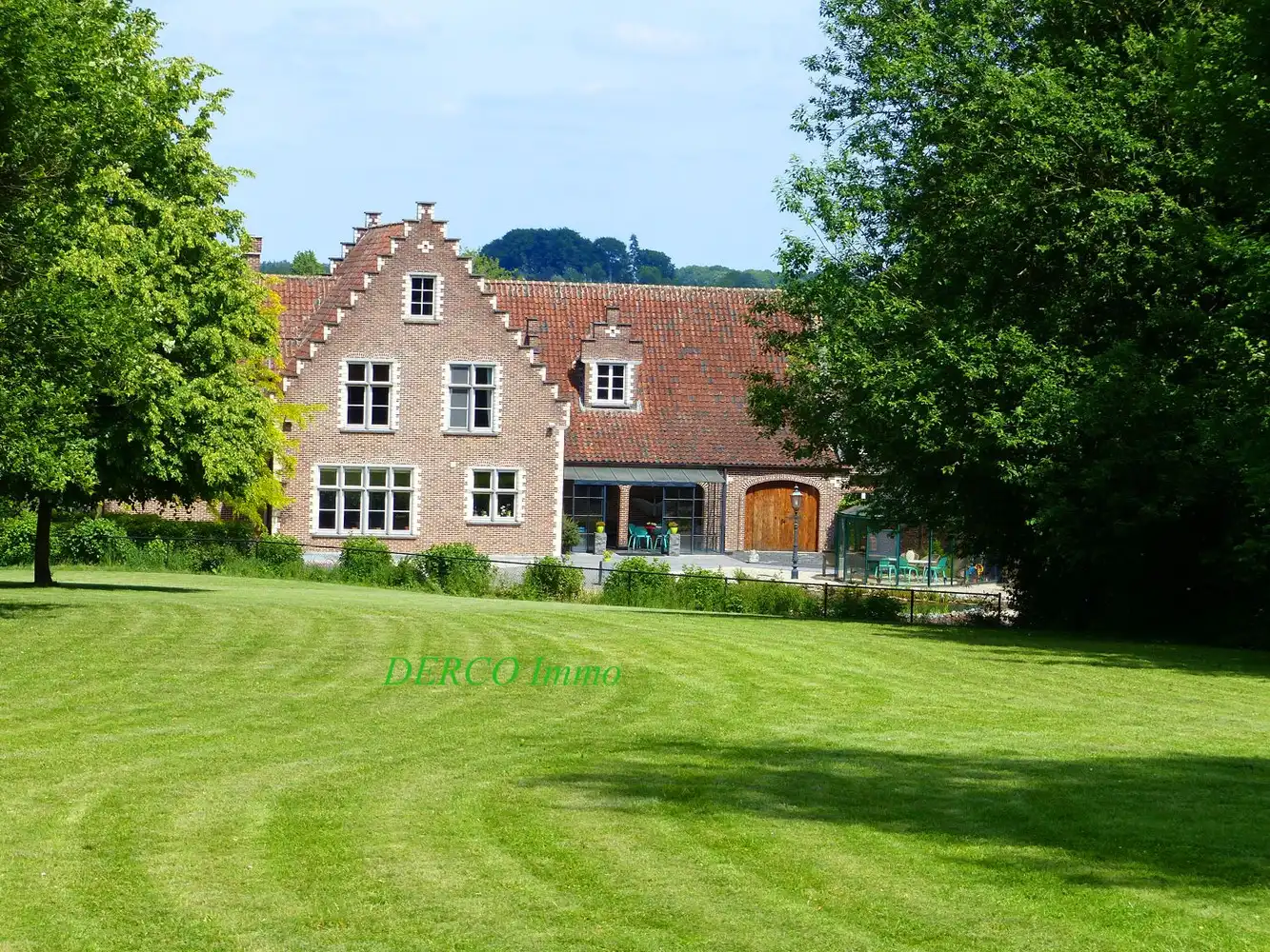 gezellige villa van 870 m2 met praktijkruimte, kangoeroewoning, ...  op 1,27 hectare foto {{pictureIndex}}