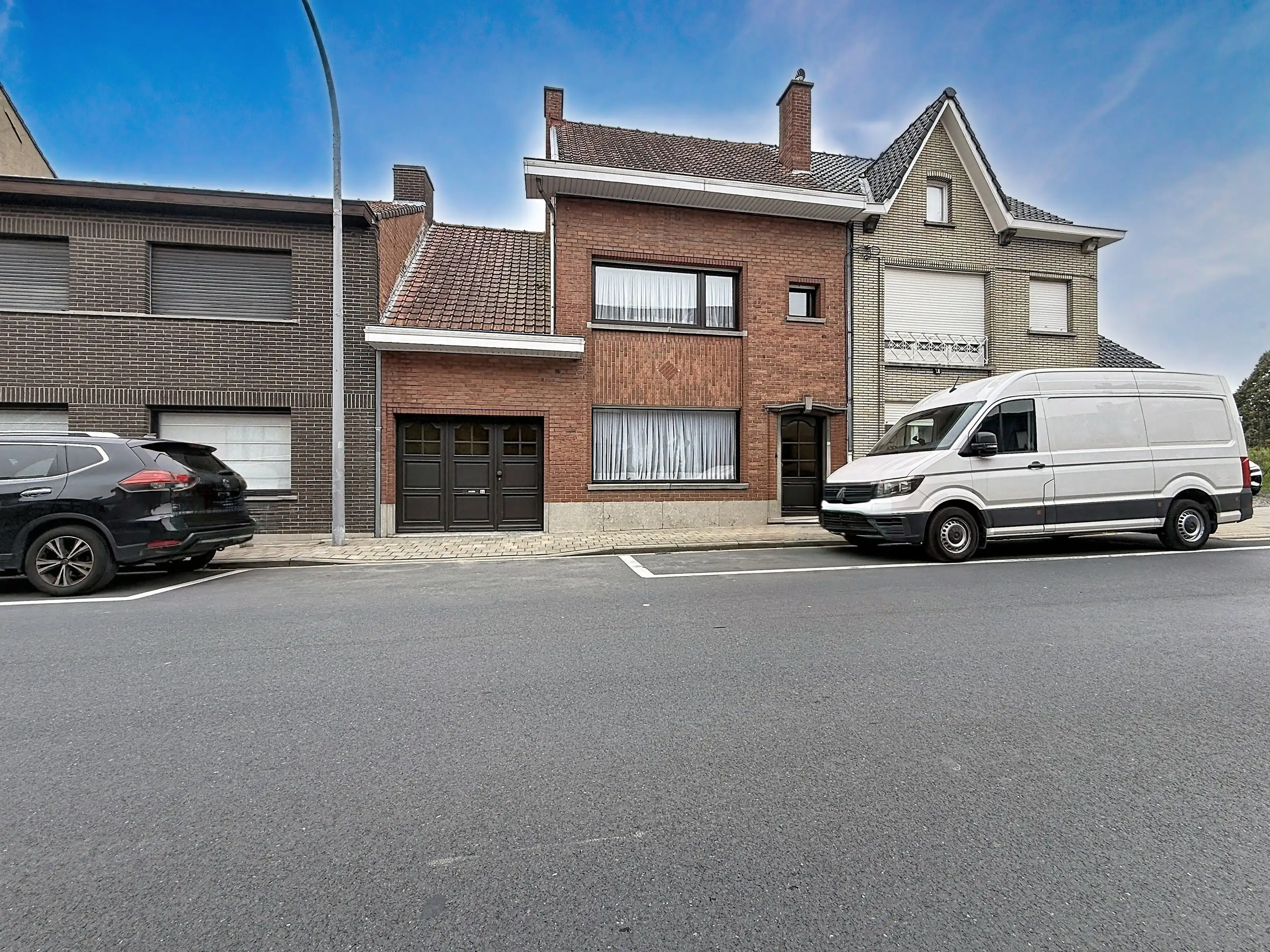 Goed gelegen woning met garage en uitweg. foto {{pictureIndex}}