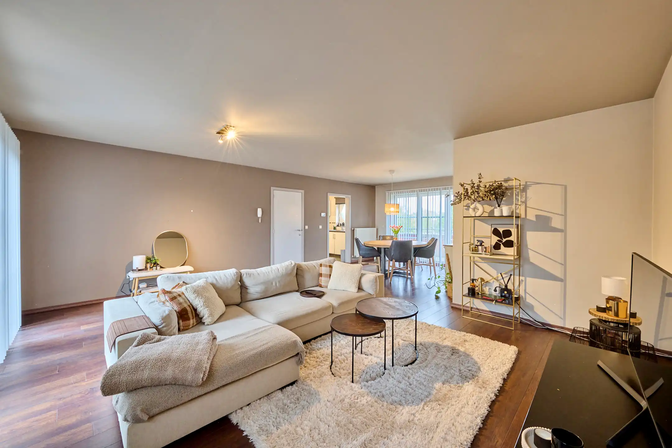 RUIM INSTAPKLAAR EN LICHTRIJK APPARTEMENT MET 2 TERRASSEN foto 3