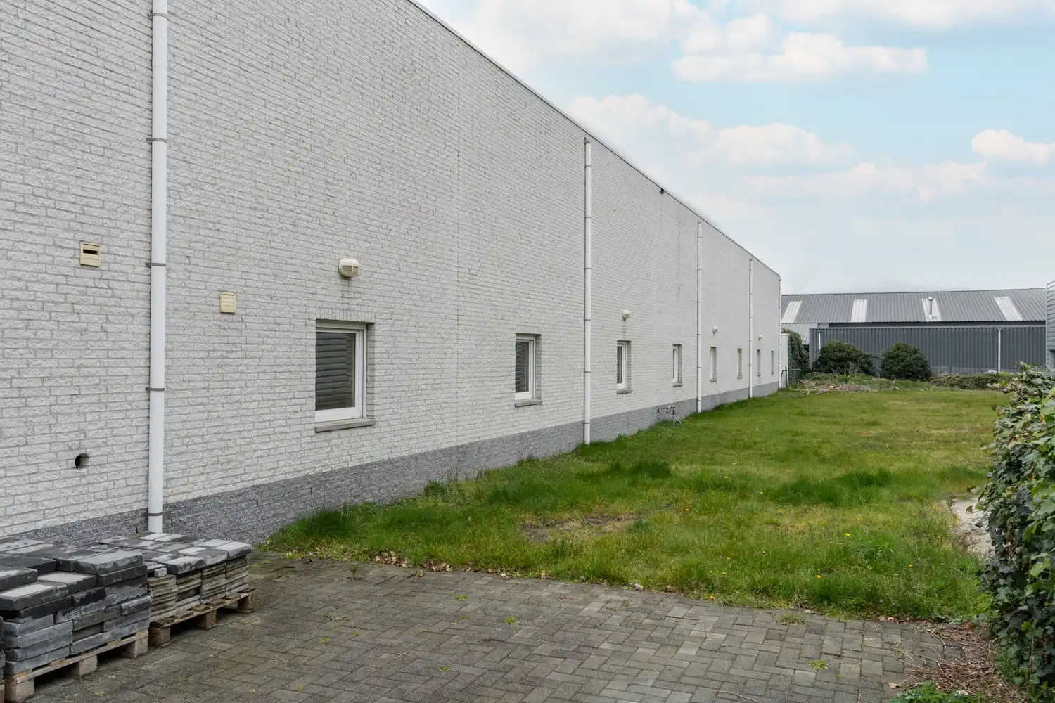 BEDRIJFSPAND MET CONCIERGEWONING foto 124