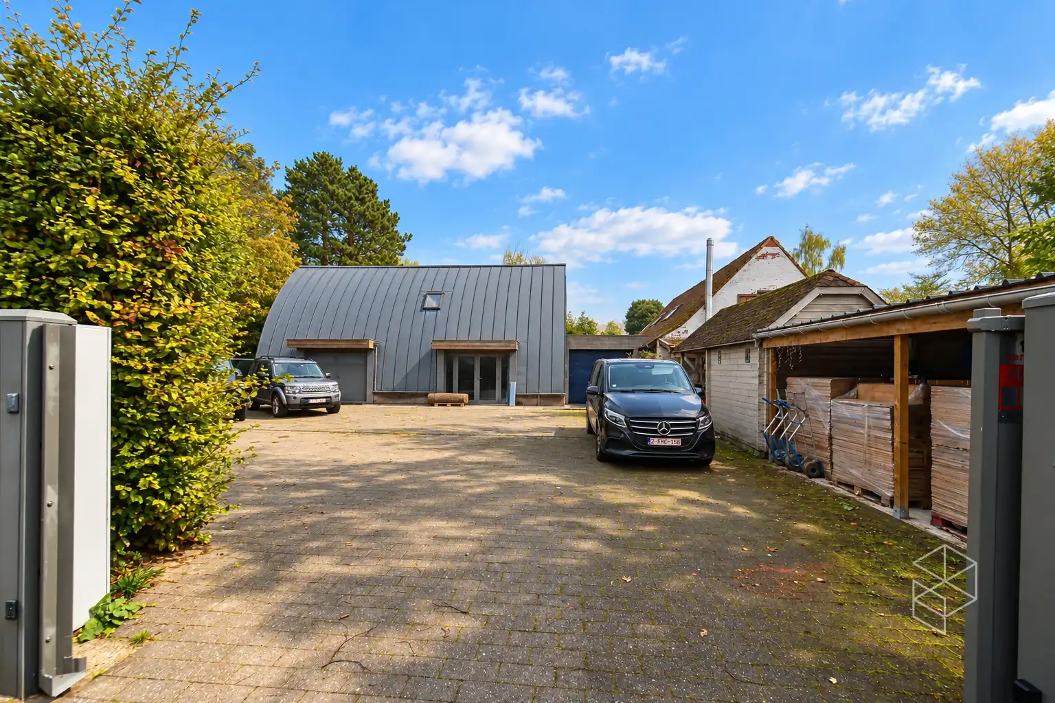 Karaktervolle woning in loftstijl met ruime loods op circa 1117 m² in Assebroek foto 2