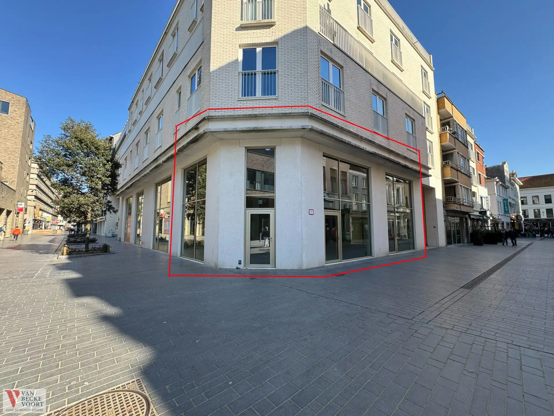 Handelsgelijkvloers 101m² foto {{pictureIndex}}