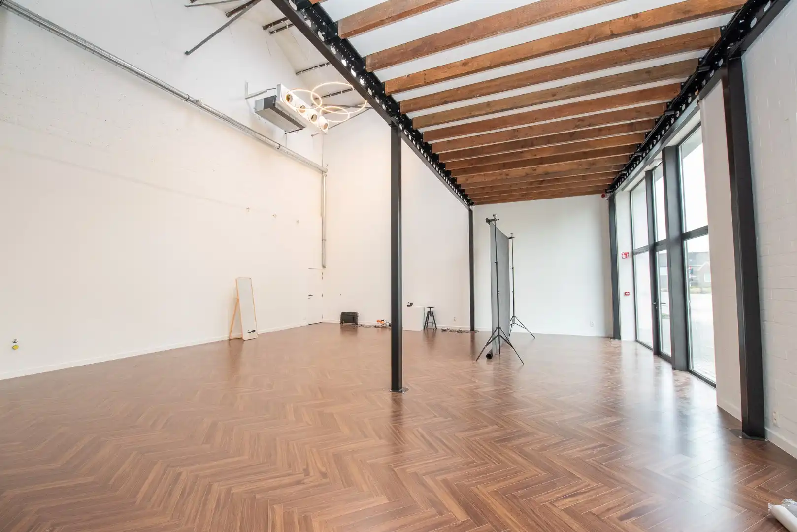 Ruime multifunctionele handels- of bureauruimte van ca. 200 m² foto 3