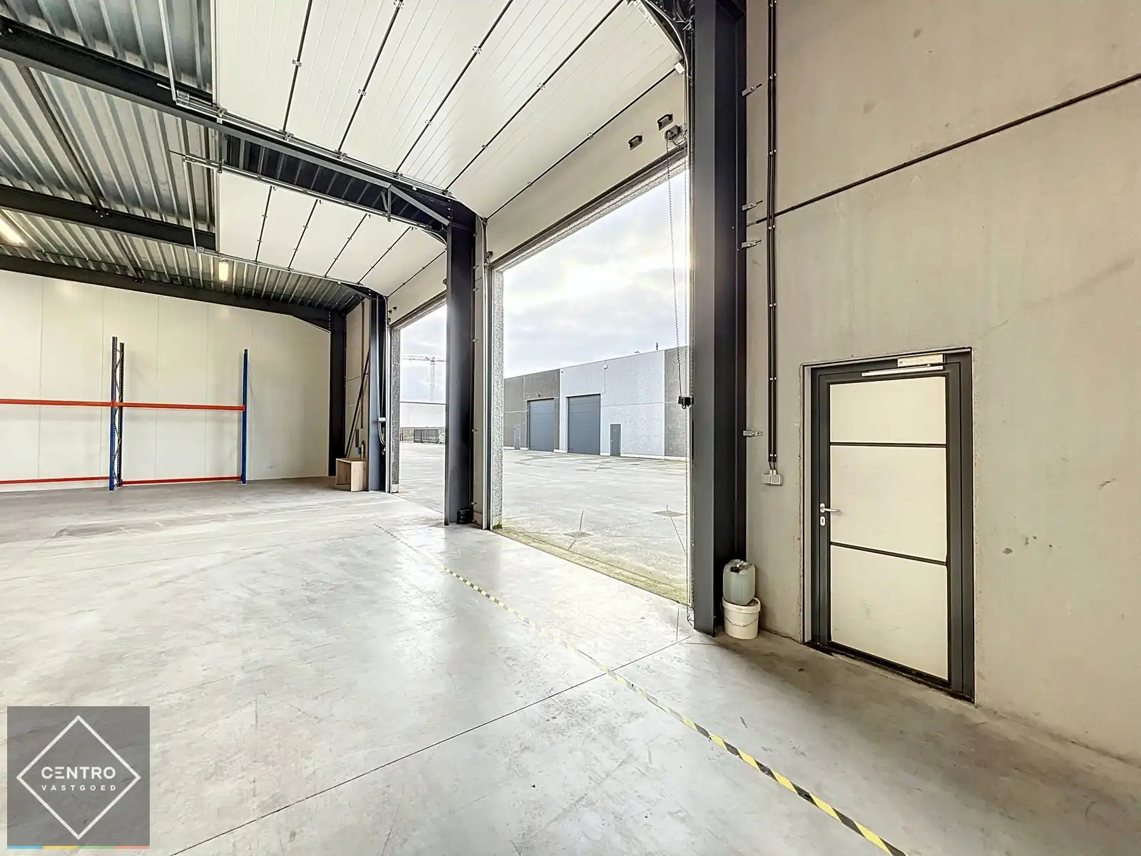 Recente instapklare loods van 454m² TE HUUR met 2 sectionale poorten en 4 parkeerplaatsen te Zwevezele (Wingene) ! foto 13