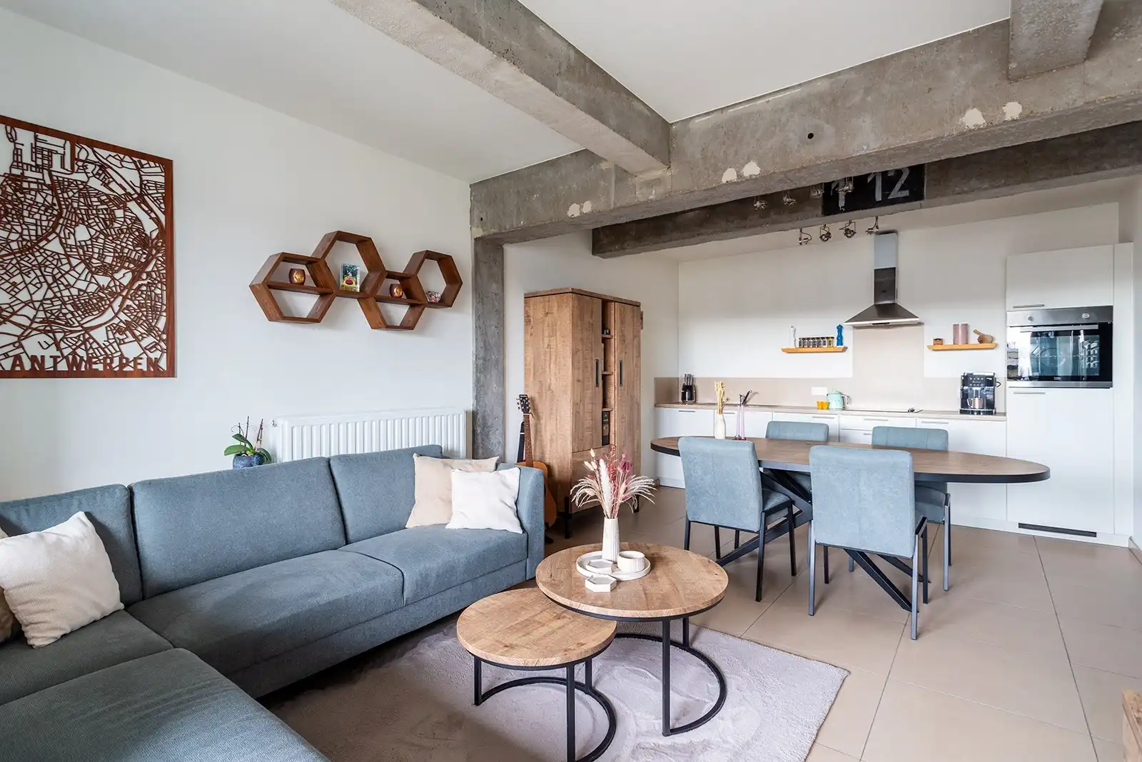 Stadsvibe en rust: energiezuinig appartement met terras foto 3