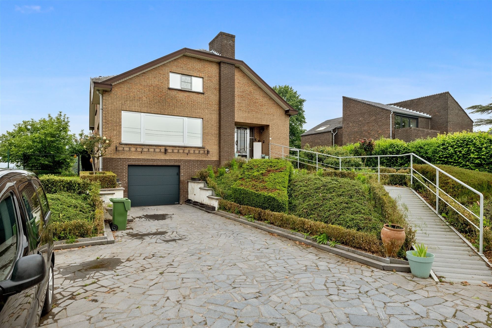 KARAKTERVOLLE WONING MET 5 SLKS OP EEN MOOI PERCEEL VAN 12A21CA IN BORGLOON foto {{pictureIndex}}