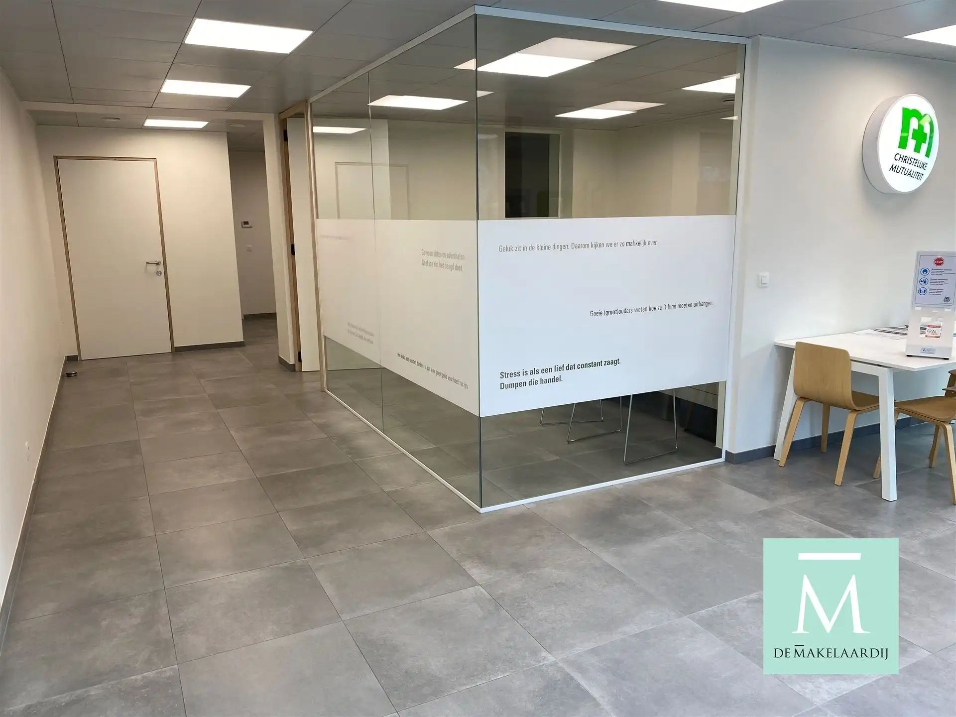 Uitstekend gelegen kantoor/handelspand in het centrum van St-Katelijne-Waver foto {{pictureIndex}}