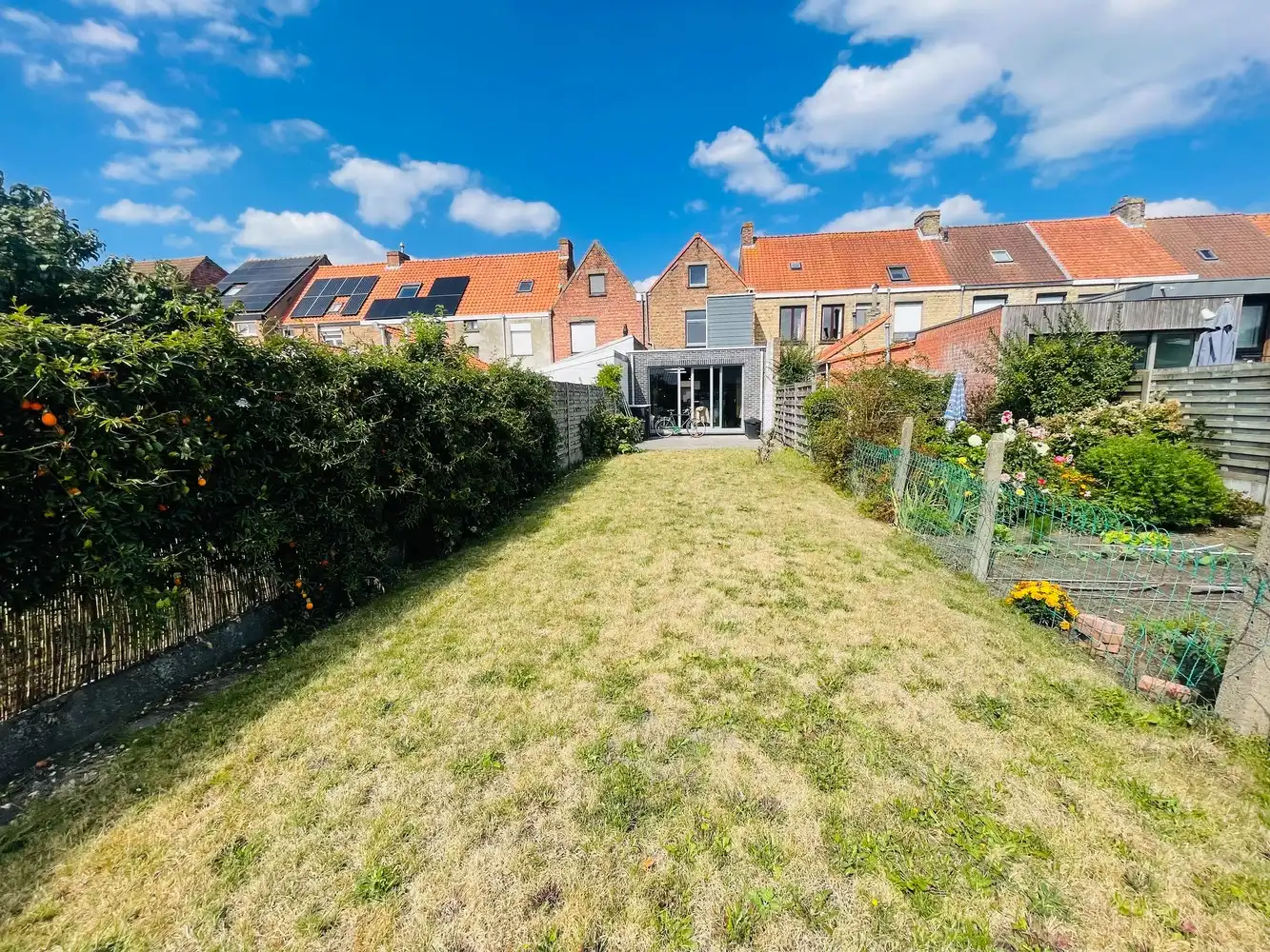 Assebroek, RUIME LICHTRIJKE INSTAPKLARE WONING met GROTE TUIN met  UITWEG+ OPRIT , mogelijkheid garage te bouwen,3 SLAAPKAMERS, Badkamer en douchekamer. foto 17