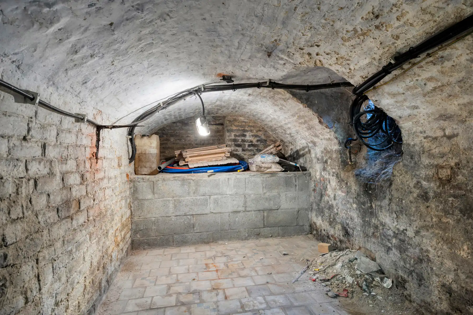 Charmante te renoveren woning met tuin foto 25