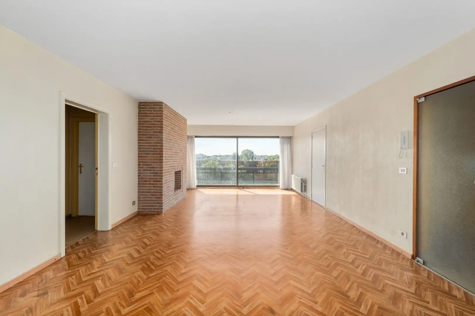 Te renoveren lichtrijk appartement met garage te Kristus-Koning (Brugge) foto 2