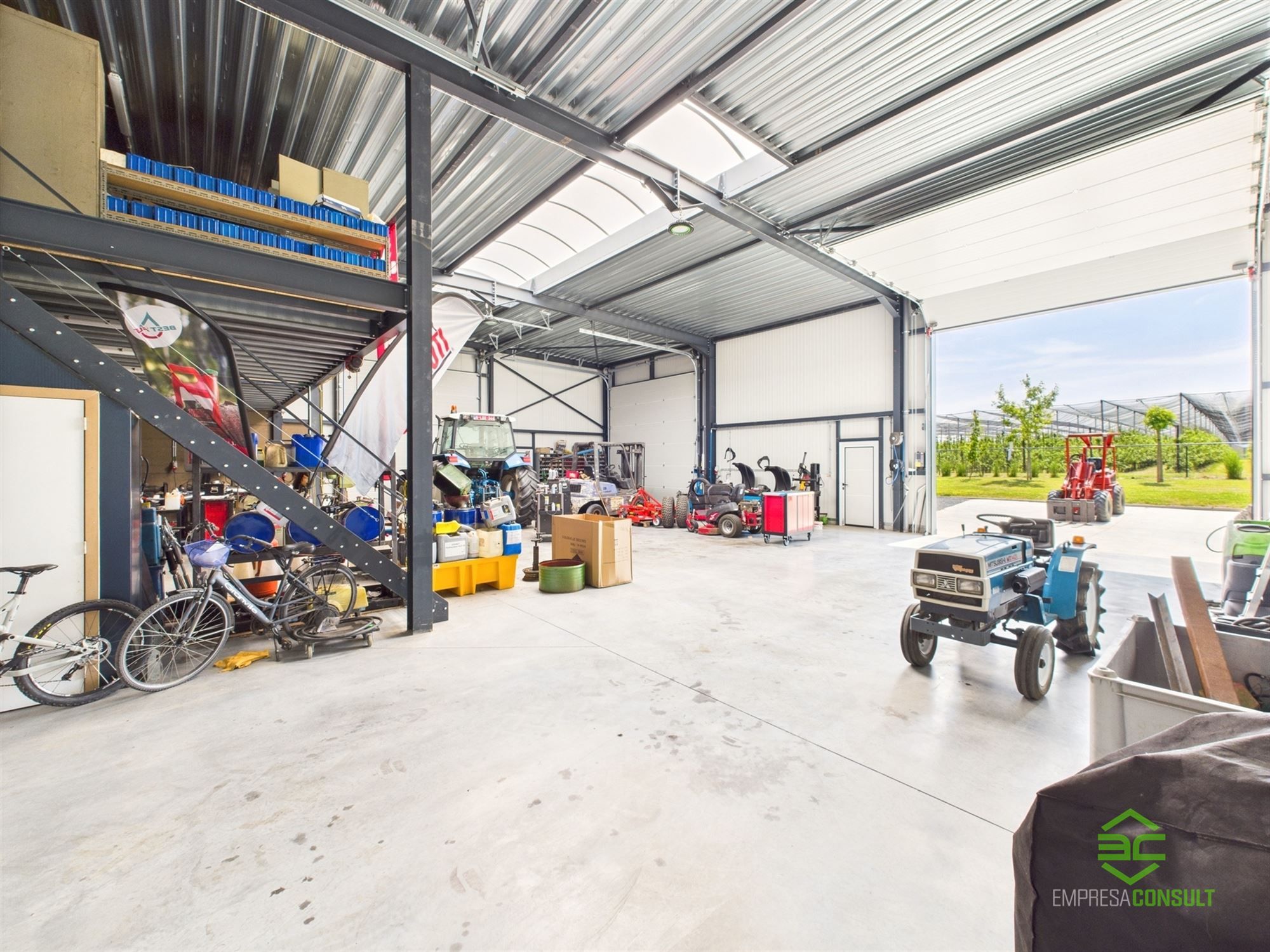 Instapklare werkplaats van 355m² met toonzaal en conciërgewoning! foto 8