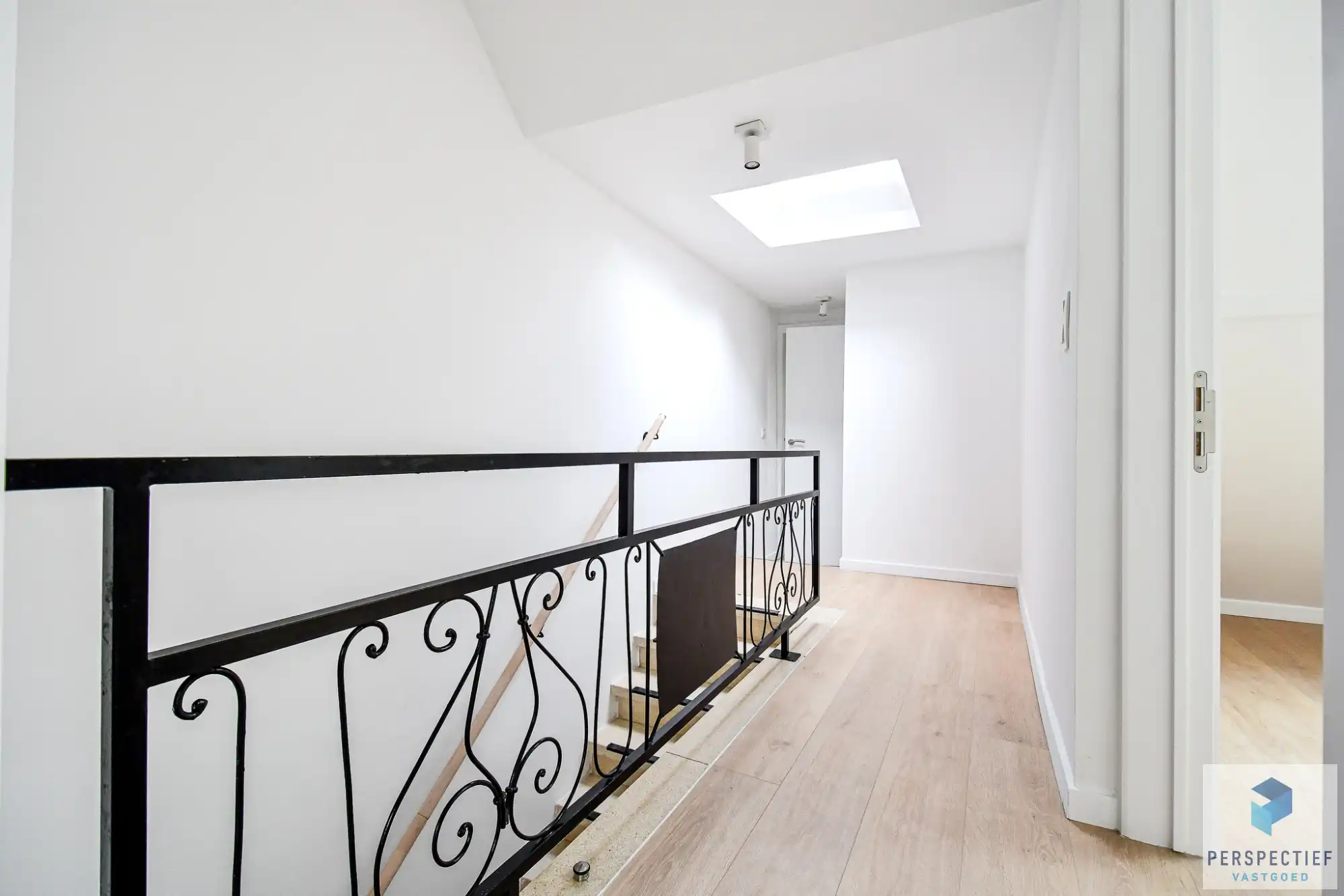 Vernieuwde woning met 3 slaapkamers en ZONGERICHTE tuin met uitweg en GROTE GARAGE foto 12