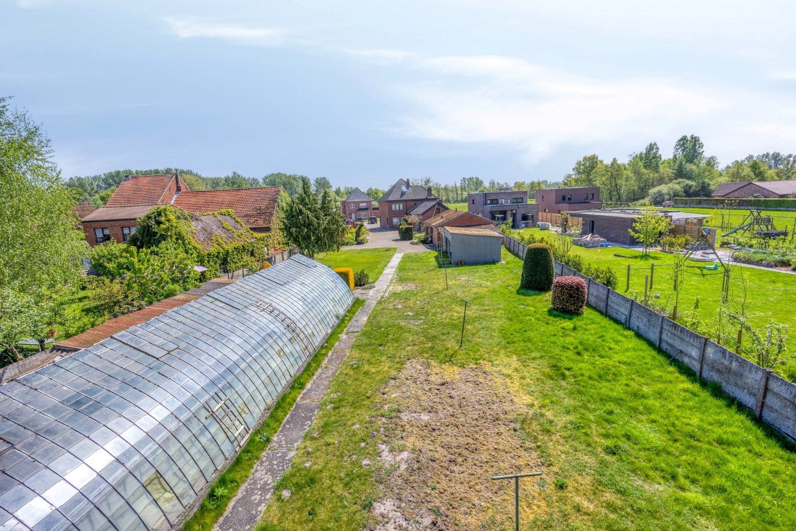 Ruime op te frisse woning op een perceel van 2.210 m² ! foto 33