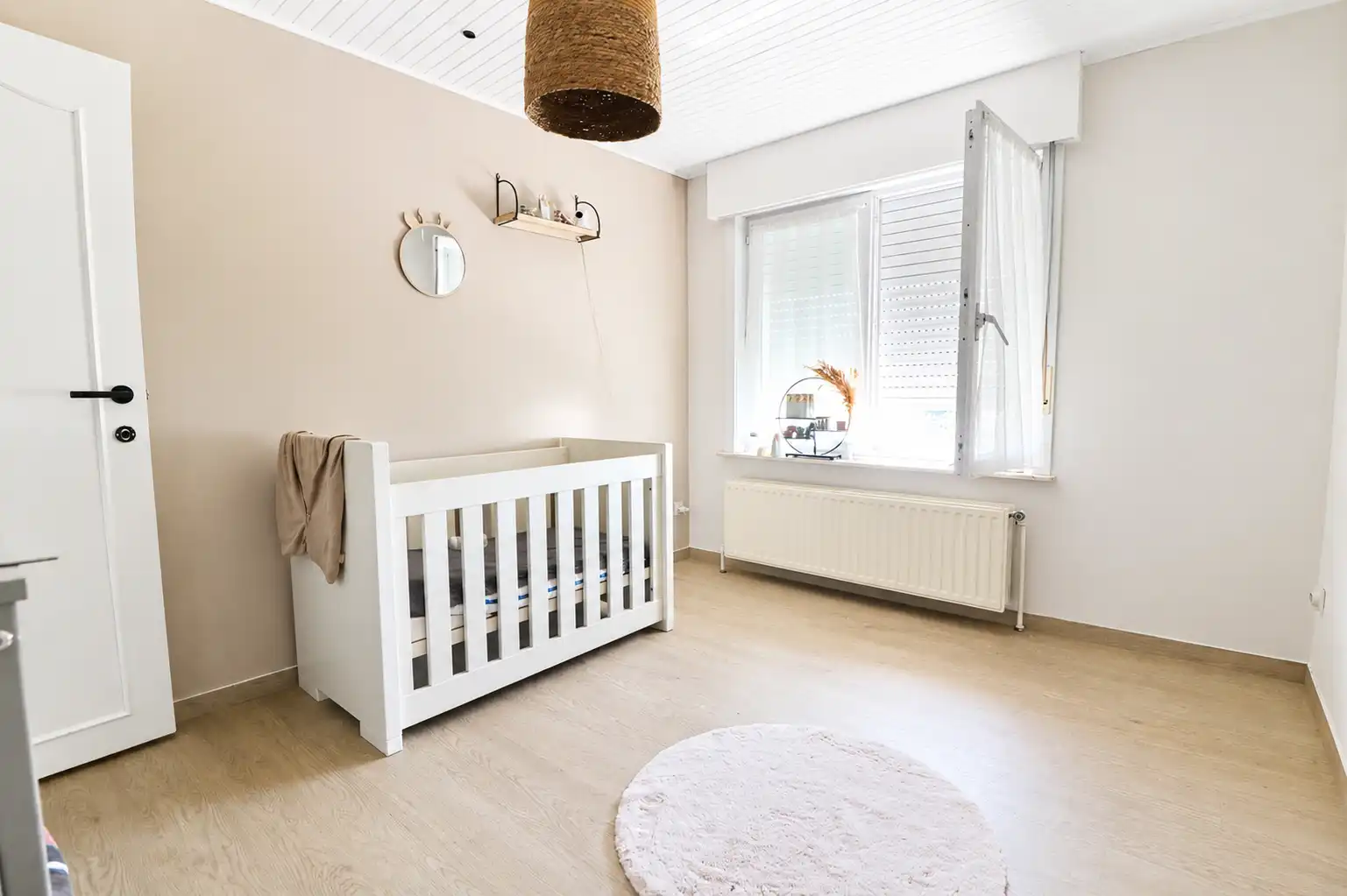 Zeer ruime en lichtrijke bel-etagewoning met 3 grote slaapkamers, dubbele garage en tuin. foto 8