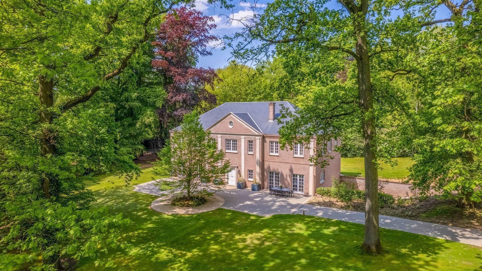 Hoofdfoto van de publicatie: Prachtig landhuis met zwembad op 65are met 6 slaapkamers en 3 badkamers