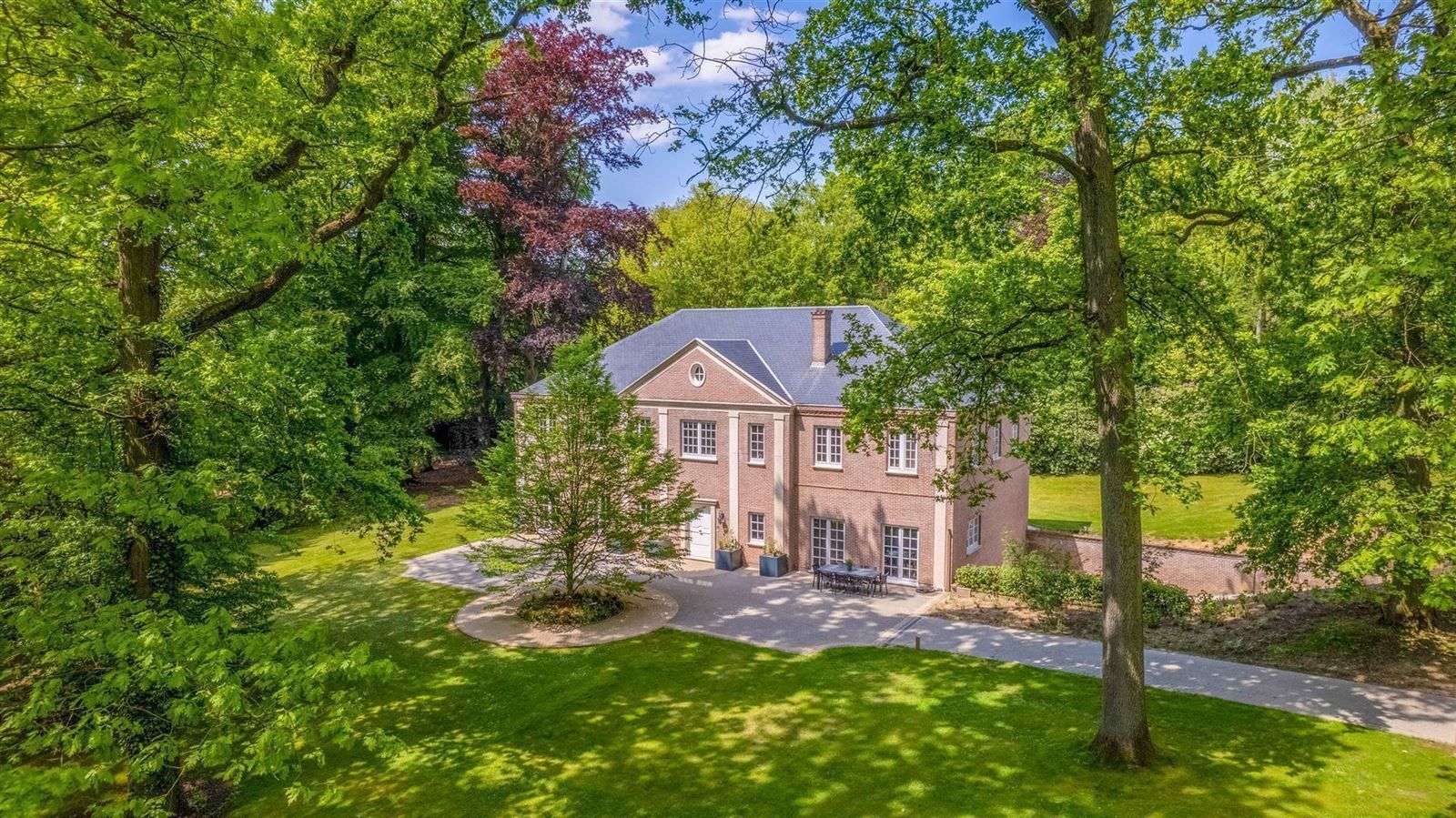 Prachtig landhuis met zwembad op 65are met 6 slaapkamers en 3 badkamers foto 1