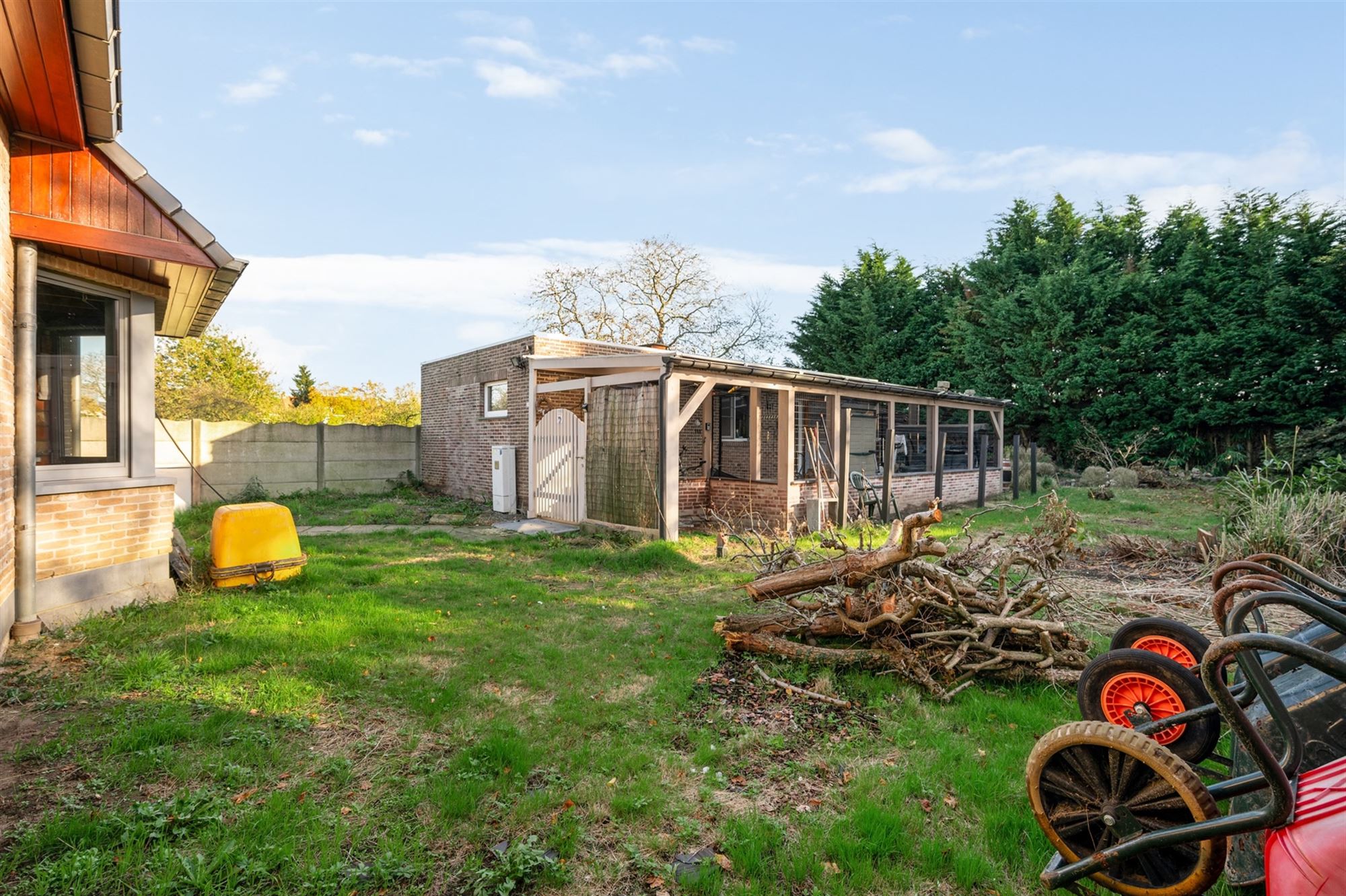 Casco villa met veel potentieel in een rustige buurt foto 18