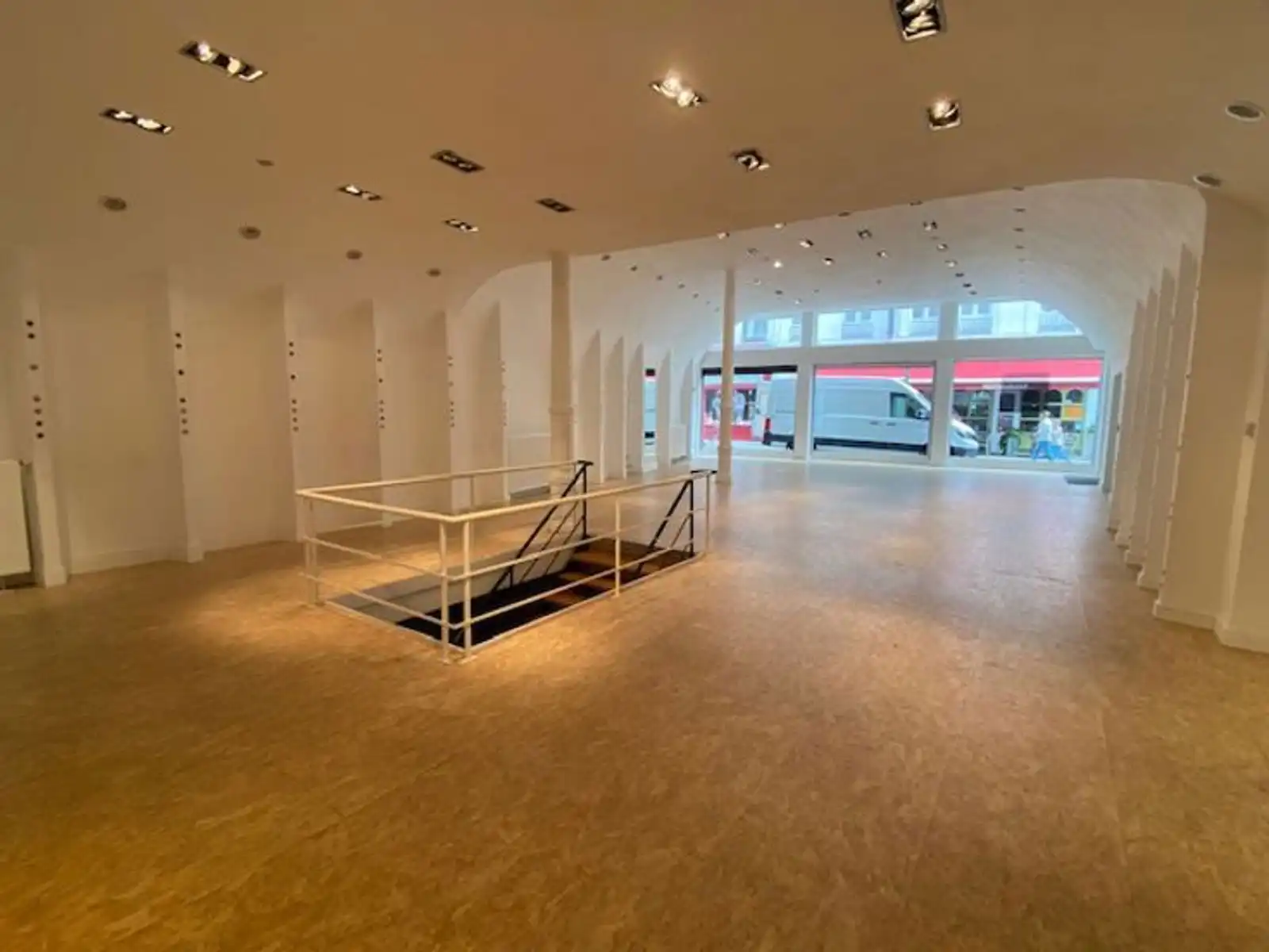 Ruim handelspand te huur nabij de Kathedraal (520 m²) foto 2