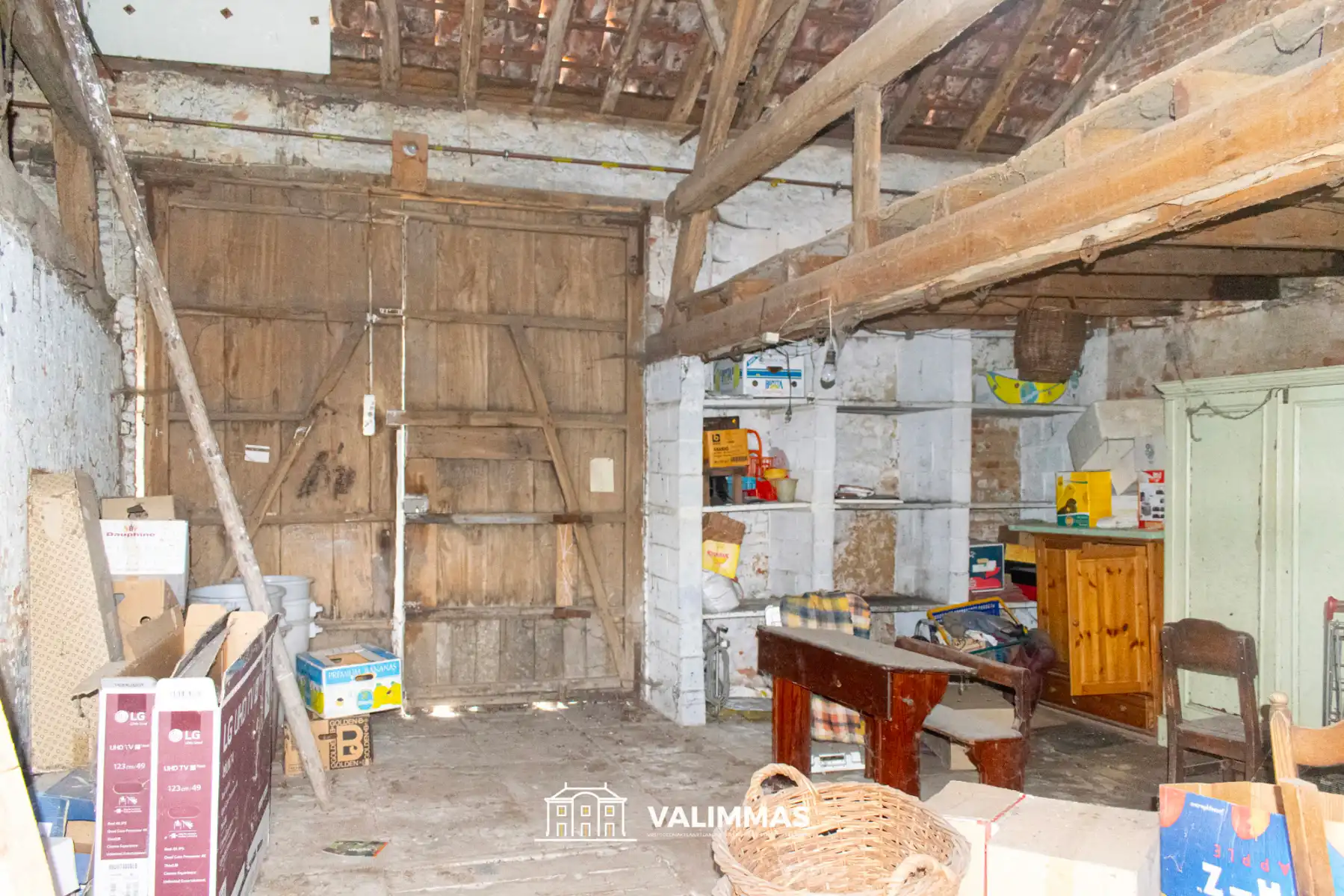 Ruime, nog te renoveren hoeve met tuin, garage & bijgebouwen foto 21