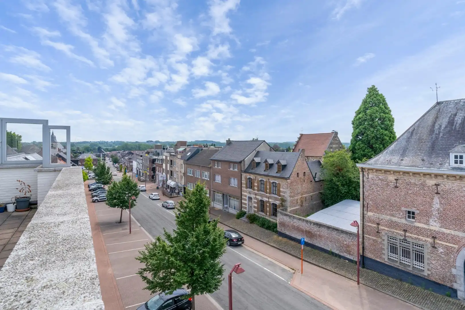 Ruim appartement op de 3° verdieping in hartje Hoeselt, met 3 slaapkamers, garage en prachtig terras met panoramisch uitzicht.  foto 18