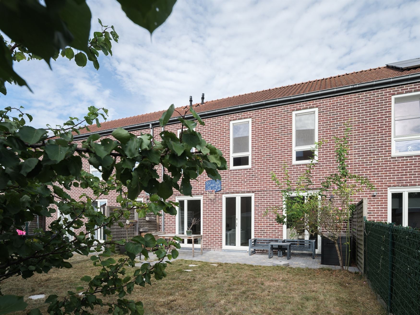 Instapklare gezinswoning met tuin & 4 slaapkamers in Wondelgem. foto 2