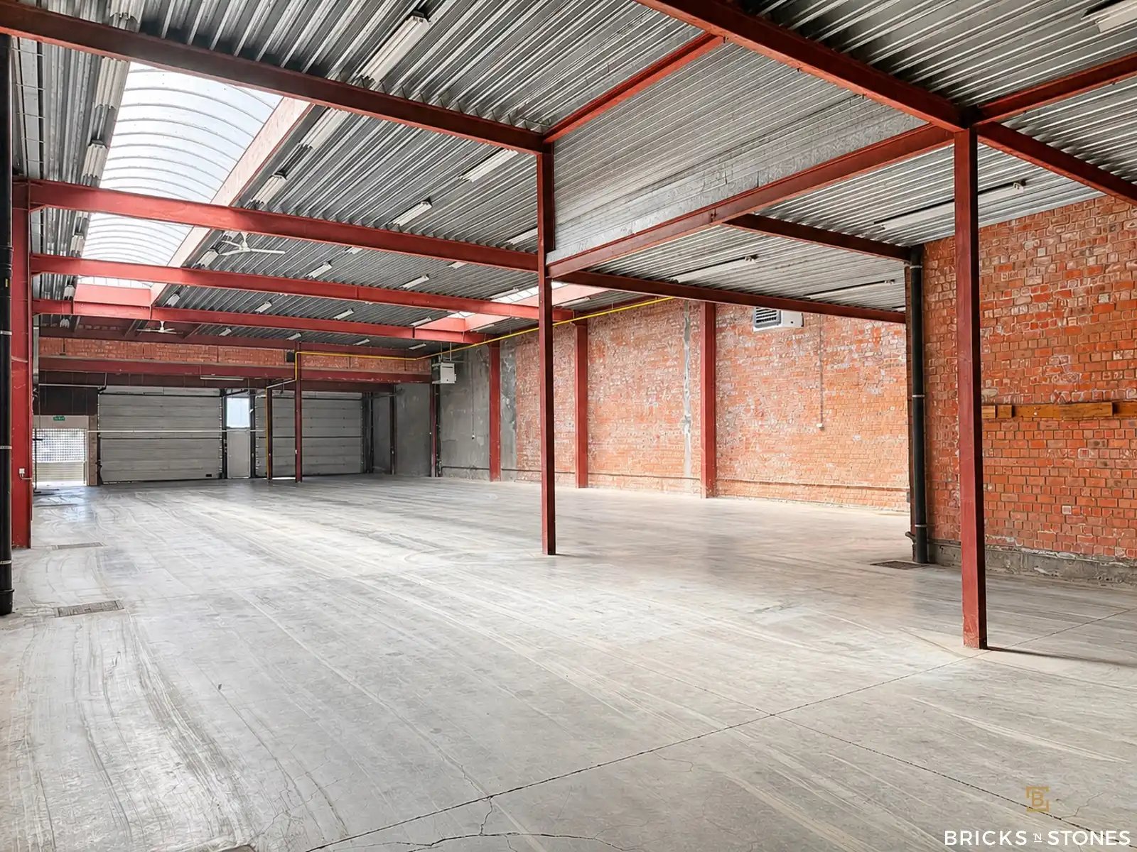 Riant magazijn met kantoorruimte in Berchem te huur foto 2