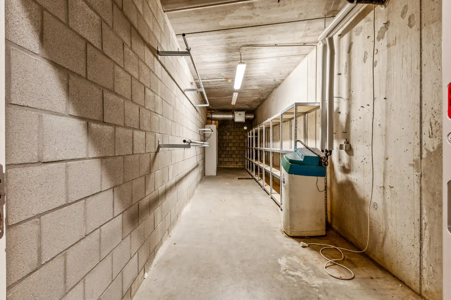Riant handelspand (723m²) + 5 autostaanplaatsen & garagebox te Wijnegem! foto 16