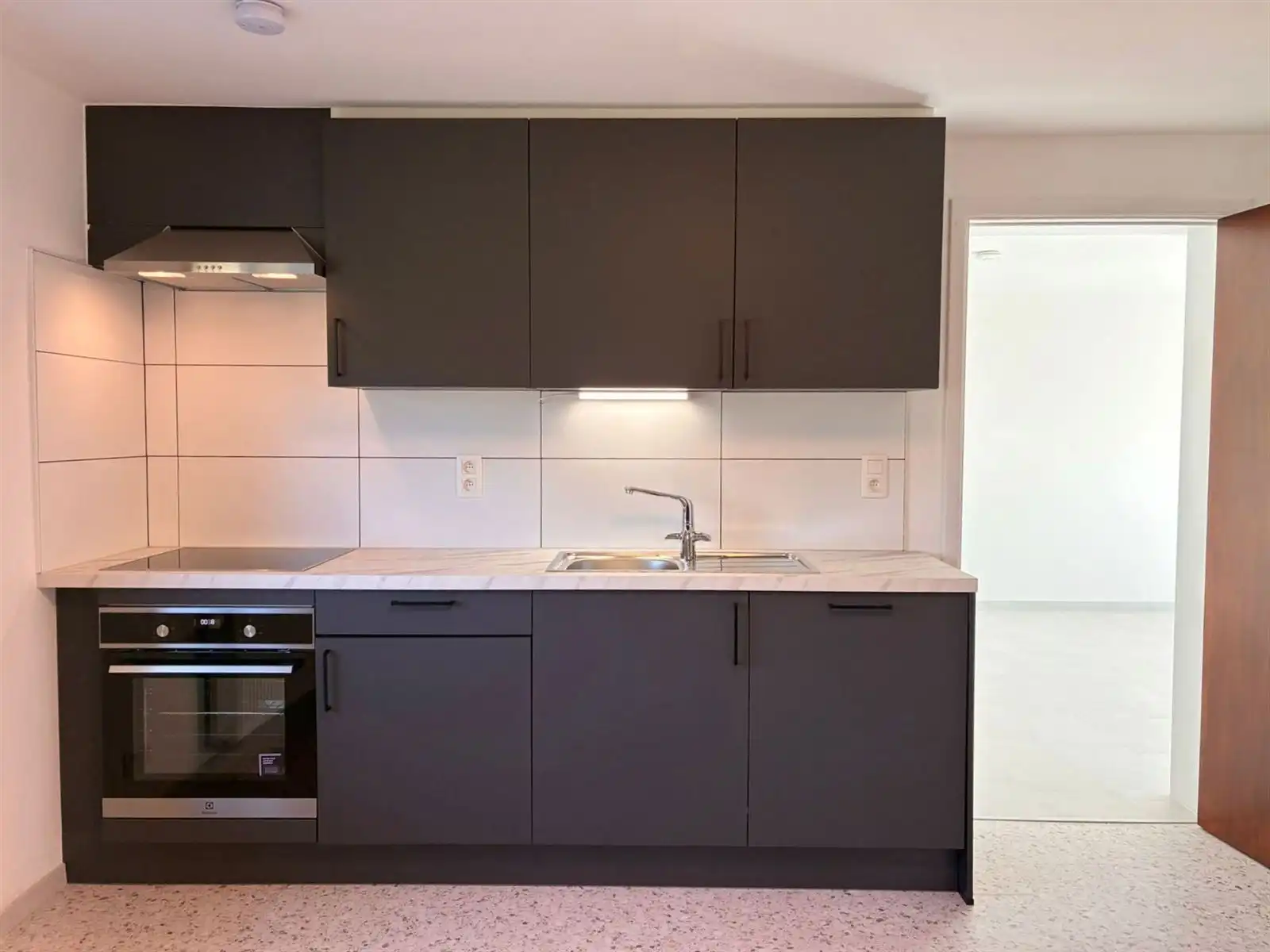 Lichtrijk huis met garage en koer foto 7