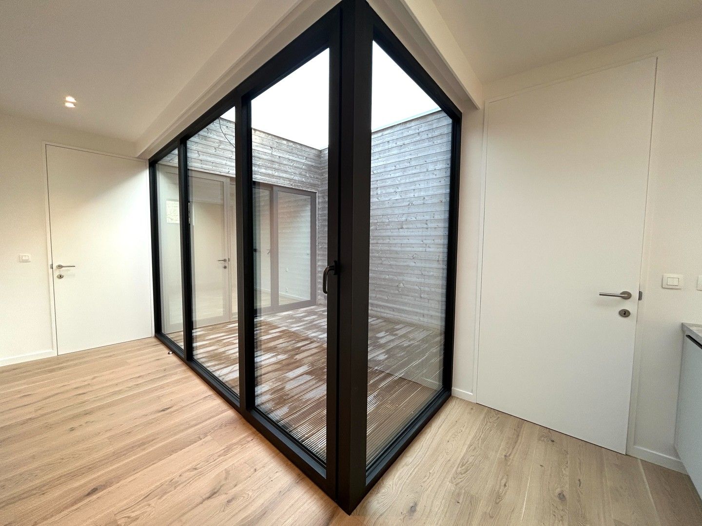 Volledig gerenoveerd duplex-appartement met 3 ruime slaapkamers te centrum Tielt! foto 4